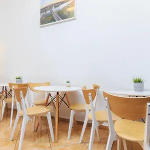 https://moon-hostel.warsawhotelspoland.com